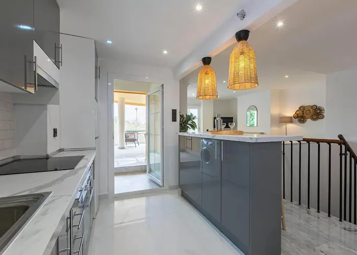 Spacious Near Puerto Banus アパート マルベーリャ